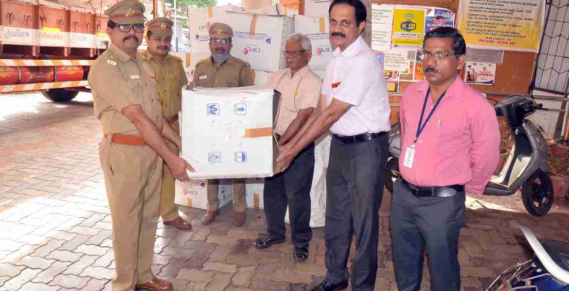 കണ്ണൂര്‍ മോട്ടോര്‍ വാഹന വകുപ്പിന്റെ നേതൃത്വത്തില്‍ കണ്ണൂര്‍ ആരോഗ്യവകുപ്പിനു നല്‍കുന്ന  പിപിഇ കിറ്റ് കണ്ണൂര്‍ ആര്‍ടിഒ വി വി മധുസൂധനന്‍ ജില്ലാ മലേറിയ ഓഫീസര്‍ ഡോ. വി സുരേശനു കൈമാറുന്നു.