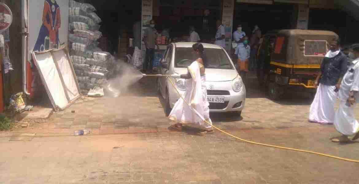 രാജക്കാട് ടൗണ്‍ ശുചീകരണത്തിന് നേതൃത്വം നല്‍കുന്ന പഞ്ചായത്ത് പ്രസിഡന്റ് സതി കുഞ്ഞുമോന്‍