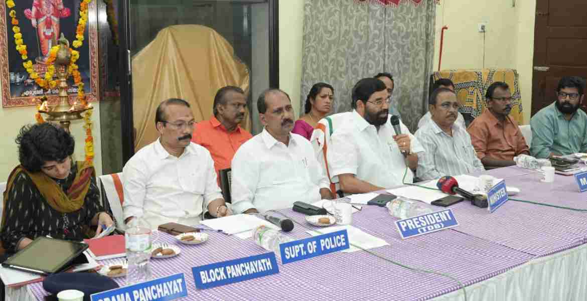  ശബരിമല തീർഥാടനവുമായി ബന്ധപ്പെട്ട് എരുമേലയിലെ മുന്നൊരുക്കം വിലയിരുത്താനായി എരുമേലി ദേവസ്വം ഹാളിൽ ചേർന്ന യോഗത്തിൽ ദേവസ്വം-സഹകരണ-തുറമുഖ വകുപ്പ് മന്ത്രി വി.എൻ. വാസവൻ സംസാരിക്കുന്നു.