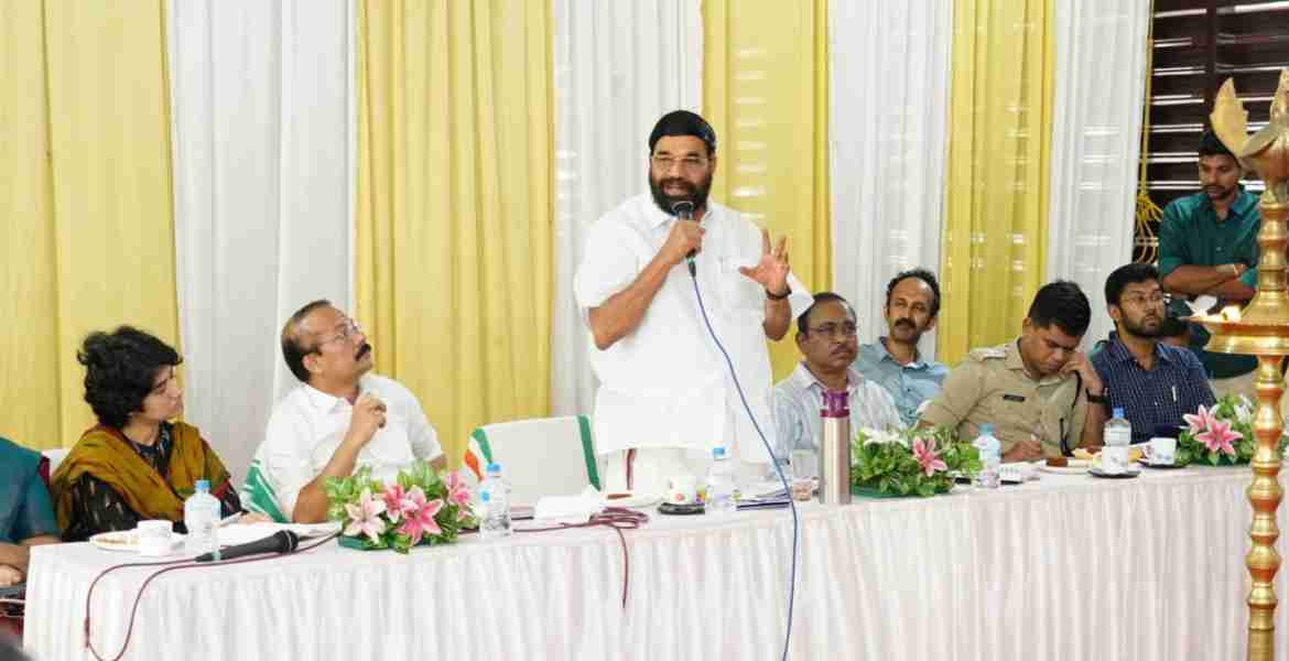 ശബരിമല തീർഥാടനവുമായി ബന്ധപ്പെട്ട് ഏറ്റുമാനൂർ ഇടത്താവളത്തിലെ മുന്നൊരുക്കം വിലയിരുത്താനായി ശ്രീ കൈലാസ് ഓഡിറ്റോറിയത്തിൽ കൂടിയ യോഗത്തിൽ ദേവസ്വം-സഹകരണ-തുറമുഖ വകുപ്പ് മന്ത്രി വി.എൻ. വാസവൻ സംസാരിക്കുന്നു.