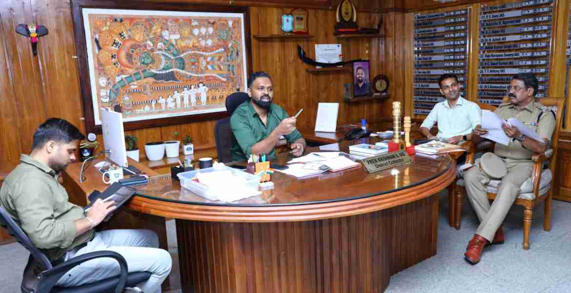 ജില്ലാ കലക്ടര്‍ എസ് പ്രേംകൃഷ്ണന്റെ നേതൃത്വത്തില്‍ കലക്ടറേറ്റ് കോണ്‍ഫറന്‍സ് ഹാളില്‍ ചേര്‍ന്ന ശബരിമല അവലോകനയോഗം