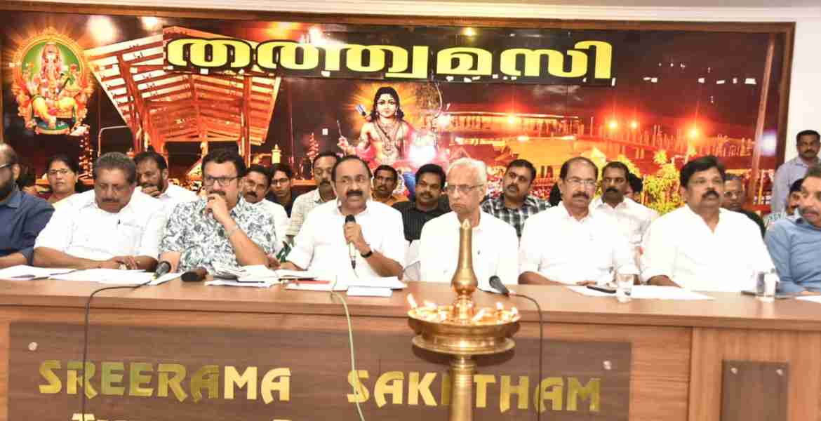 മുഖ്യമന്ത്രിയുടെ അദ്ധ്യക്ഷതയില്‍ പമ്പയില്‍ ചേര്‍ന്ന അവലോകന യോഗം