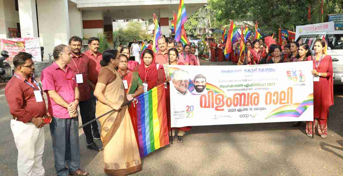 സഹകരണ എക്സ്പോ 2023ന്റെ പ്രചരണാർത്ഥം ജില്ലയിൽ സംഘടിപ്പിച്ച വിളംബര ജാഥ ജില്ലാ കളക്ടർ ഡോ. പി.കെ. ജയശ്രീ ഫ്ളാഗ് ഓഫ് ചെയ്യുന്നു.