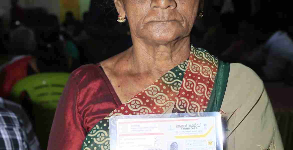 ഉദയനാപുരം ഇരുമ്പൂഴിക്കര നികർത്തിൽ സരള മന്ത്രി വി.എൻ. വാസവനിൽനിന്ന് കാർഡ് ഏറ്റുവാങ്ങിയപ്പോൾ. സി.കെ. ആശ എം.എൽ.എ., മന്ത്രി റോഷി അഗസ്റ്റിൻ, ജില്ലാ പഞ്ചായത്ത് പ്രസിഡന്റ് കെ.വി. ബിന്ദു, ജില്ലാ കളക്ടർ ജോൺ വി. സാമുവൽ എന്നിവർ സമീപം.