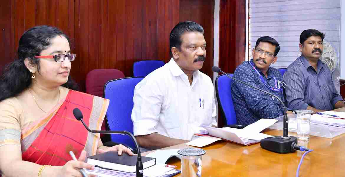 പത്തനംതിട്ട ജില്ലയിലെ പട്ടികജാതി പട്ടികവര്‍ഗ വിഭാഗങ്ങളുടെ ക്ഷേമ പ്രവര്‍ത്തനങ്ങളുടെ നടത്തിപ്പുമായി ബന്ധപ്പെട്ട് കളക്ടറേറ്റ് കോണ്‍ഫറന്‍സ് ഹാളില്‍ ചേര്‍ന്ന അവലോകനയോഗത്തില്‍ പട്ടികജാതി പട്ടിക വര്‍ഗ പിന്നോക്ക വികസന  വകുപ്പ് മന്ത്രി കെ. രാധാകൃഷണന്‍ സംസാരിക്കുന്നു