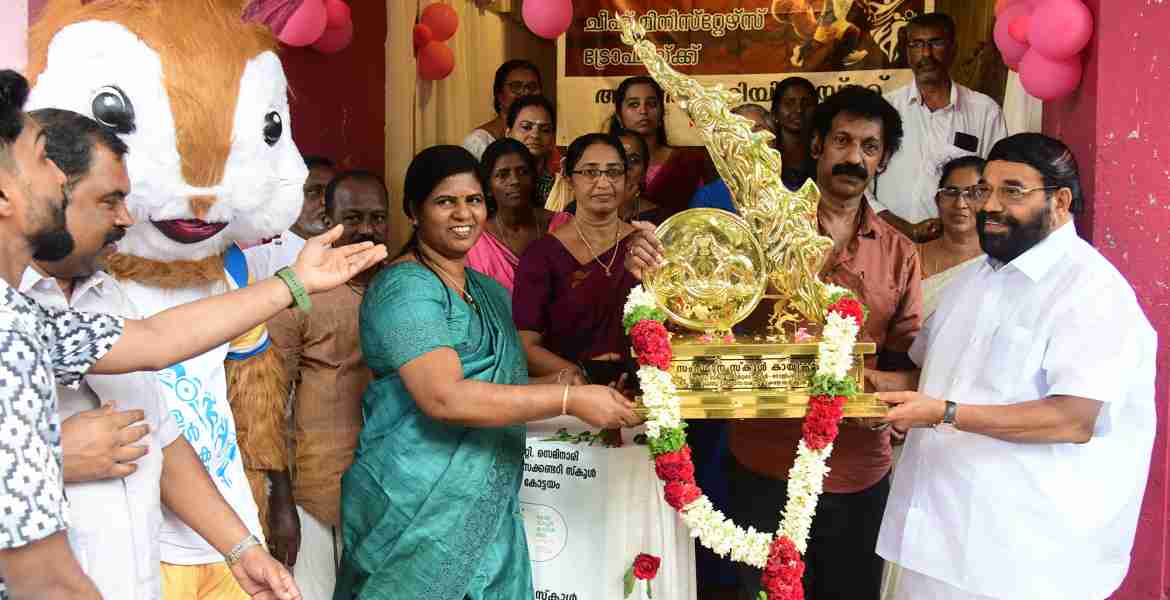 ഫോട്ടോക്യാപ്ഷൻ: സംസ്ഥാന സ്‌കൂൾ കായികമേളയിലെ കിരീടജേതാക്കൾക്കുള്ള ചീഫ് മിനിസ്റ്റേഴ്‌സ് ട്രോഫിയും വഹിച്ചുകൊണ്ടുള്ള വാഹനജാഥയ്ക്ക് സഹകരണ-തുറമുഖം-ദേവസ്വം മന്ത്രി വി.എൻ. വാസവന്റെ നേതൃത്വത്തിൽ എം.ടി. സെമിനാരി സ്‌കൂളിൽ നടന്ന ചടങ്ങിൽ സ്വീകരണം നൽകുന്നു.