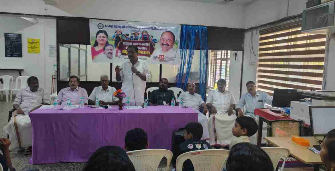 പഠനോപകരണ കിറ്റ് ജില്ലാതല വിതരണോദ്ഘാടനം മോട്ടര്‍ തൊഴിലാളി ക്ഷേമനിധി ബോര്‍ഡ് ഡയറക്ടര്‍ മലയാലപ്പുഴ ജ്യോതിഷ് കുമാര്‍ നിര്‍വഹിക്കുന്നു