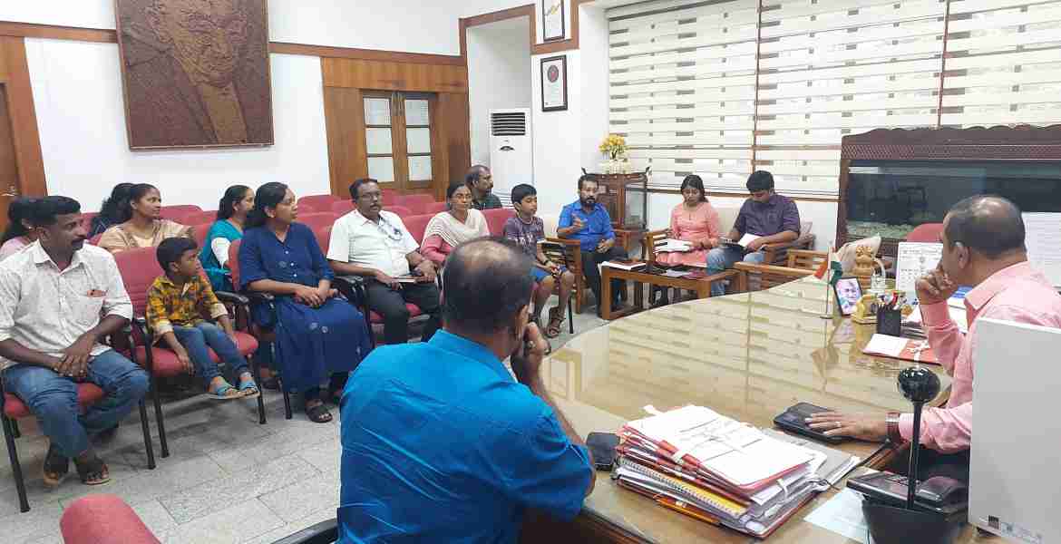 ജില്ലയിലെ ദുരിതാശ്വാസ ക്യാമ്പുകൾ പ്രവർത്തിക്കുന്ന സ്‌കൂളുകൾ തുറക്കുന്നതുമായി ബന്ധപ്പെട്ടു ജില്ലാ കളക്ടർ ജോൺ വി. സാമുവലിന്റെ അധ്യക്ഷതയിൽ ചേർന്ന യോഗം.
