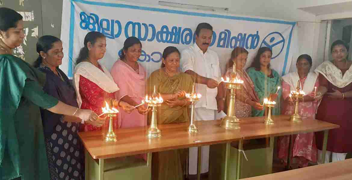 കോട്ടയം നഗരം സമ്പൂർണ സാക്ഷരത പ്രഖ്യാപനത്തിന്റെ വാർഷിക ദിനത്തിൽ വായന പക്ഷാചരണത്തിന്റെ ഭാഗമായി നടത്തിയ സെമിനാറിൽ അക്ഷരദീപം തെളിക്കുന്നു. 
