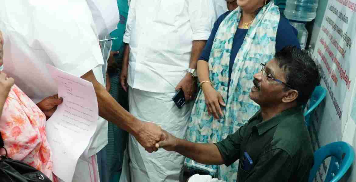 കെട്ടിടനിർമാണ തൊഴിലാളി ക്ഷേമനിധി സെസിൽ ഇളവു വേണമെന്നാവശ്യപ്പെട്ടു മീനച്ചിൽ താലൂക്കിലെത്തിയ ശാരീരിക അവശതകൾ നേരിടുന്ന തീക്കോയി ഐക്കരമലയിൽ ഐ.എൻ. ശ്രീനിവാസനെ സഹകരണ-തുറമുഖം വകുപ്പുമന്ത്രി വി.എൻ. വാസവൻ പാലാ ടൗൺ ഹാളിലെ താഴത്തെ നിലയിലെത്തി കാണുന്നു. ​അഡ്വ. സെബാസ്റ്റിയൻ കുളത്തുങ്കൽ എം.എൽ.എ., ജില്ലാ പഞ്ചായത്ത് പ്രസിഡന്റ് കെ.വി. ബിന്ദു ​എന്നിവർ സമീപം.  ​കെട്ടിടനിർമാണ തൊഴിലാളി ക്ഷേമനിധി സെസിൽ ഇളവു വേണമെന്നാവശ്യപ്പെട്ടു മീനച്ചിൽ താലൂക്കിലെത്തിയ ശാരീരിക അവശതകൾ നേരിടുന്ന തീക്കോയി ഐക്കരമലയിൽ ഐ.എൻ. ശ്രീനിവാസനെ സഹകരണ-തുറമുഖം