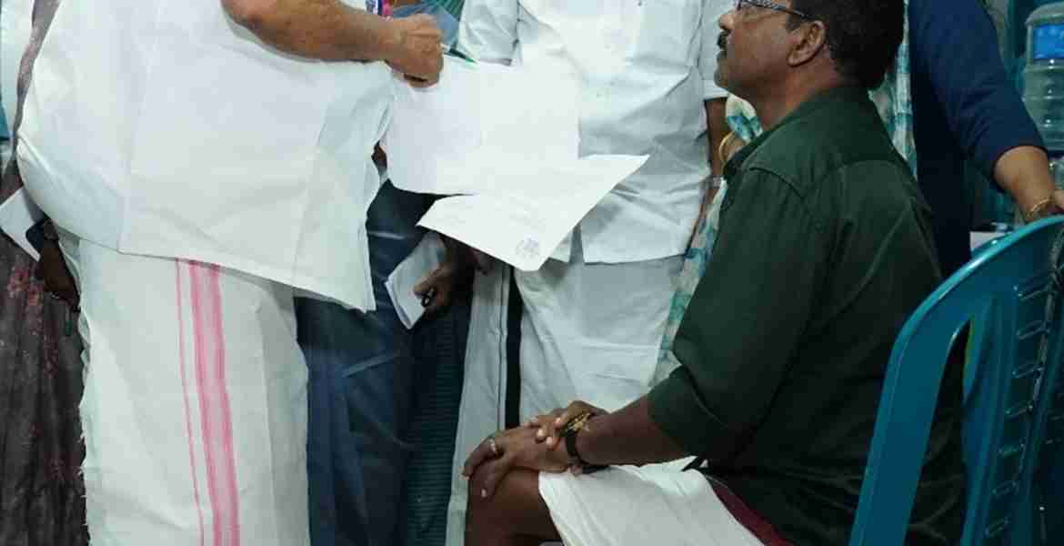 കെട്ടിടനിർമാണ തൊഴിലാളി ക്ഷേമനിധി സെസിൽ ഇളവു വേണമെന്നാവശ്യപ്പെട്ടു മീനച്ചിൽ താലൂക്കിലെത്തിയ ശാരീരിക അവശതകൾ നേരിടുന്ന തീക്കോയി ഐക്കരമലയിൽ ഐ.എൻ. ശ്രീനിവാസനെ സഹകരണ-തുറമുഖം വകുപ്പുമന്ത്രി വി.എൻ. വാസവൻ പാലാ ടൗൺ ഹാളിലെ താഴത്തെ നിലയിലെത്തി കാണുന്നു. ​അഡ്വ. സെബാസ്റ്റിയൻ കുളത്തുങ്കൽ എം.എൽ.എ., ജില്ലാ പഞ്ചായത്ത് പ്രസിഡന്റ് കെ.വി. ബിന്ദു ​എന്നിവർ സമീപം.  ​കെട്ടിടനിർമാണ തൊഴിലാളി ക്ഷേമനിധി സെസിൽ ഇളവു വേണമെന്നാവശ്യപ്പെട്ടു മീനച്ചിൽ താലൂക്കിലെത്തിയ ശാരീരിക അവശതകൾ നേരിടുന്ന തീക്കോയി ഐക്കരമലയിൽ ഐ.എൻ. ശ്രീനിവാസനെ സഹകരണ-തുറമുഖം