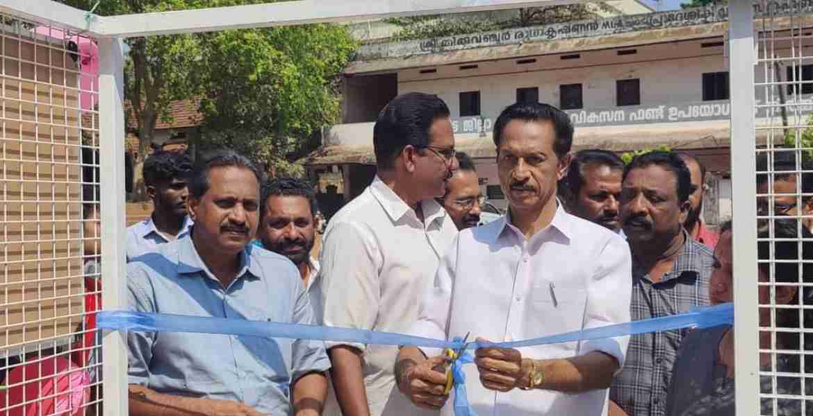  ഫോട്ടോ അടിക്കുറിപ്പ്- എസ്എസ്‌കെ- സമഗ്രശിക്ഷാ കേരളയുടെ ആഭിമുഖ്യത്തില്‍ അടൂര്‍ ഗവണ്‍മെന്റ് ബോയ്‌സ് ഹയര്‍ സെക്കന്‍ഡറി  സ്‌കൂളില്‍ പ്രവര്‍ത്തനസജ്ജമായ കാലാവസ്ഥാനിലയം ജില്ലാപഞ്ചായത്ത് പ്രസിഡന്റ് അഡ്വ. ഓമല്ലൂര്‍ ശങ്കരന്‍ ഉദ്ഘാടനം ചെയ്യുന്നു.
