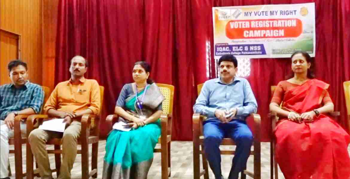 കാത്തോലിക്കേറ്റ് കോളജില്‍ നടന്ന വോട്ടര്‍സ് രജിസ്‌ട്രേഷന്‍ കാമ്പയിന്‍ ജില്ലാതല ഉദ്ഘാടനം ജില്ലാ കളക്ടര്‍ എ ഷിബു നിര്‍വഹിക്കുന്നു