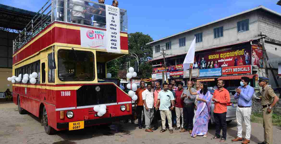 സംക്ഷിപ്ത വോട്ടർ പട്ടിക പുതുക്കൽ യജ്ഞത്തിന്റെ പ്രചാരണണാഥം ജില്ലാ തെരഞ്ഞെടുപ്പ് വിഭാഗം കോട്ടയം ജില്ലയിൽ സൗജന്യസവാരിക്കായി എത്തിച്ച ഡബിൾ ഡക്കർ ബസ് ജില്ലാ കളക്ടർ വി. വിഗ്‌നേശ്വരി ഫ്്‌ളാഗ് ഓഫ് ചെയ്യുന്നു.