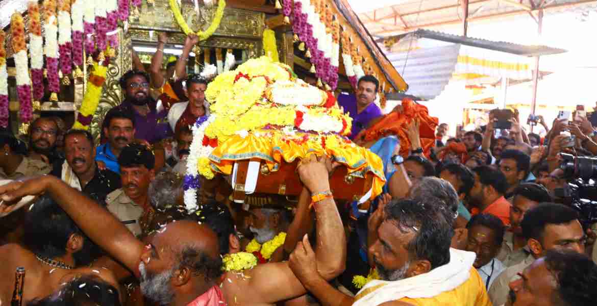 പന്തളം വലിയകോയിക്കല്‍ ശാസ്താ ക്ഷേത്രത്തില്‍ നിന്ന് ആരംഭിച്ച തിരുവാഭരണ ഘോഷയാത്ര