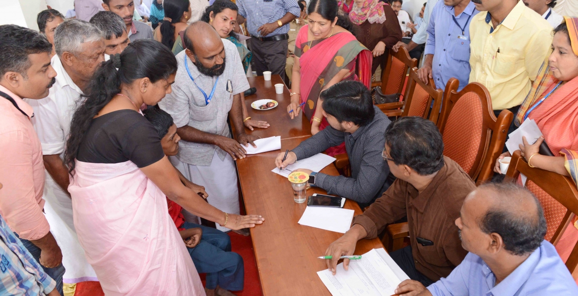 സഫലം പരാതി പരിഹാര അദാലത്തില്‍ ജില്ലാ കളക്ടര്‍ എസ്.സുഹാസിനു മുമ്പില്‍  പരാതിയുമായി എത്തിയ സാറാമ്മയും മകനും.