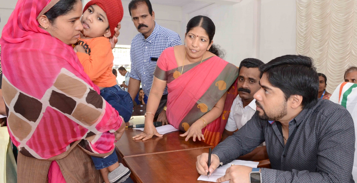സഫലം പരാതി പരിഹാര അദാലത്തില്‍ ജില്ലാ കളക്ടര്‍ എസ്.സുഹാസ് പരാതി സ്വീകരിക്കുന്നു.
