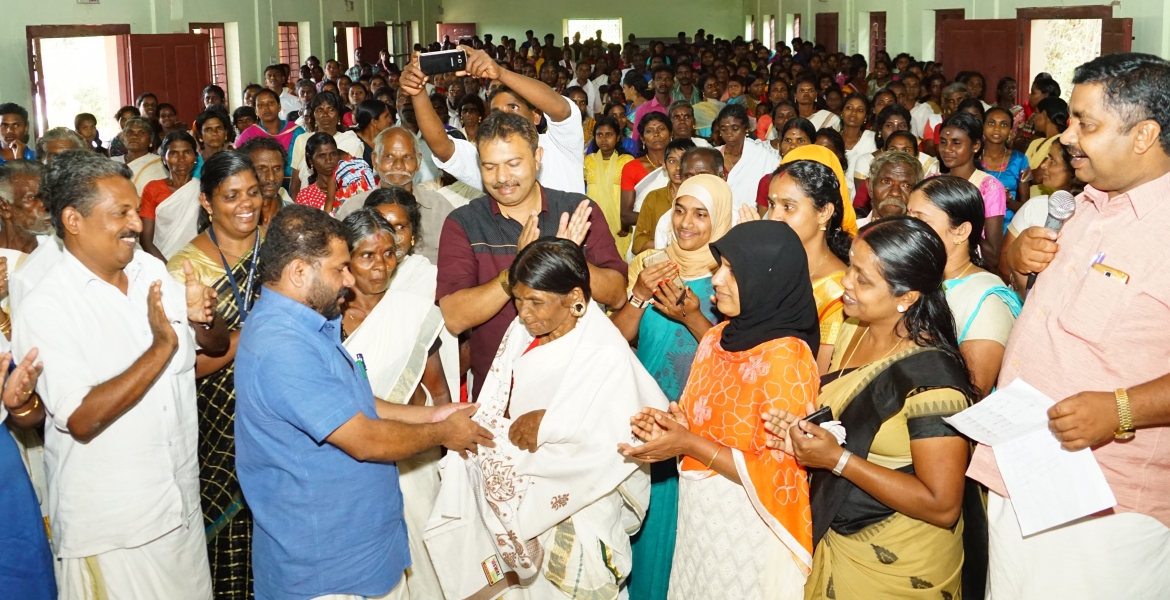 ആദിവാസിസാക്ഷരതാ പഠിതാക്കളുടെ സംഗമത്തില്‍ മുതിര്‍ന്ന പഠിതാക്കളെ ഗ്രാമ പഞ്ചായത്ത് പ്രസിഡണ്ട് പി.ജി.സജേഷ് ആദരിക്കുന്നു.