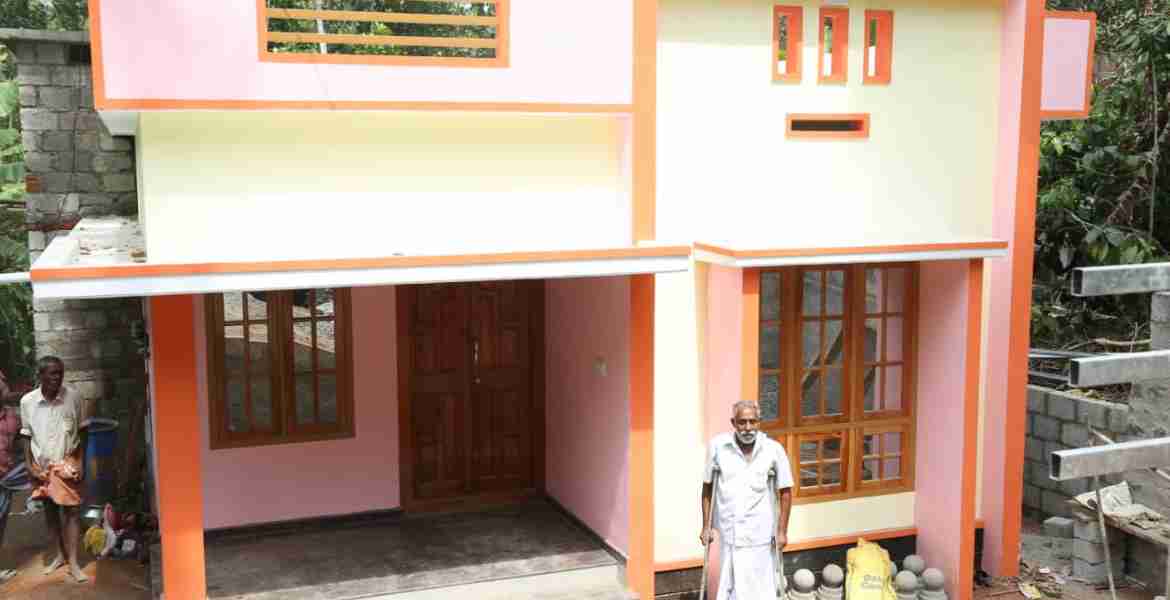 കാഞ്ചിയാർ ഗ്രാമപഞ്ചായത്ത് ലൈഫ് ഭവന പദ്ധതിയിലുൾപ്പെടുത്തി ലഭിച്ച പുതിയ വീടിനു മുന്നിൽ മണക്കാട്ട് സെബാസ്റ്റ്യൻ