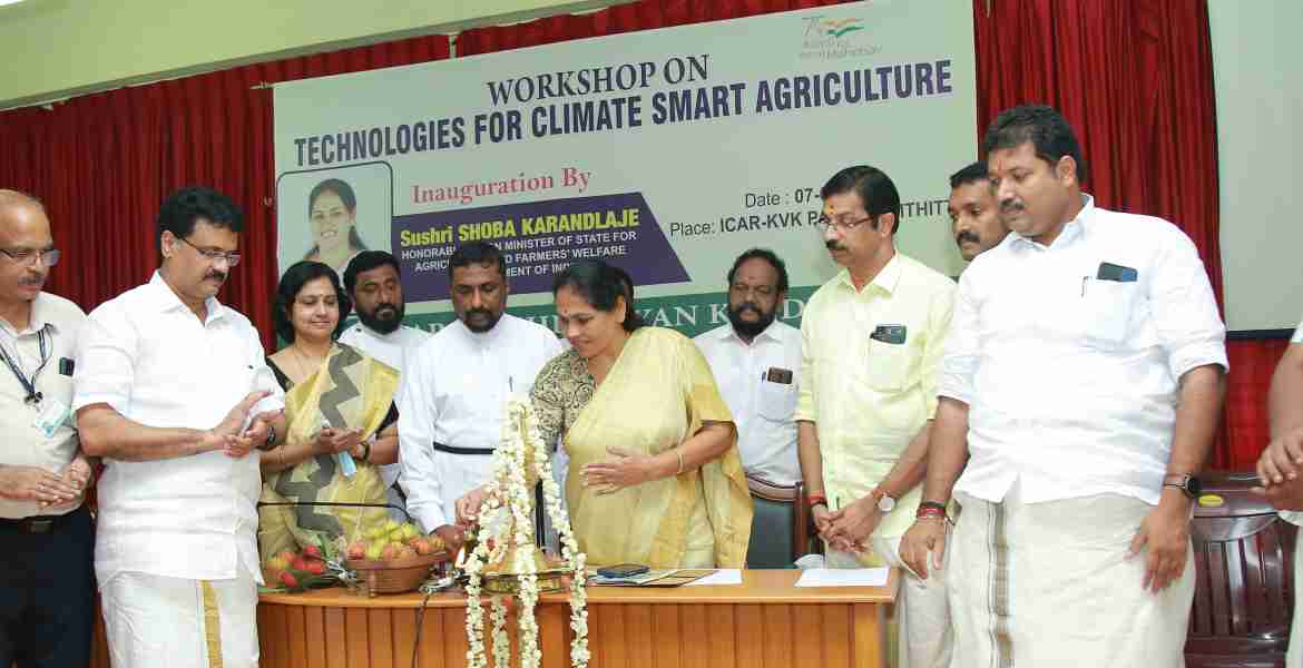 പത്തനംതിട്ട ജില്ലാ കൃഷി വിജ്ഞാന കേന്ദ്രത്തില്‍ സംഘടിപ്പിച്ച ശിലപ്ശാല കേന്ദ്ര കാര്‍ഷിക വികസന കര്‍ഷകക്ഷേമ വകുപ്പ് സഹമന്ത്രി ശോഭാ കരന്ദലജെ ഉദ്ഘാടനം ചെയ്യുന്നു