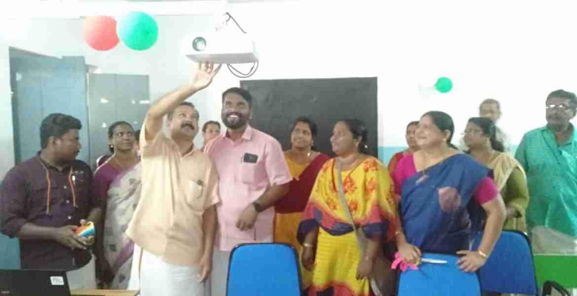 തോട്ടഭാഗം ഗവ. എല്‍ പി സ്‌കൂളില്‍ നിര്‍മാണം പൂര്‍ത്തിയായ സ്മാര്‍ട്ട്ക്ലാസ് റൂമിന്റെ ഉദ്ഘാടനം കവിയൂര്‍ ഗ്രാമ പഞ്ചായത്ത് പ്രസിഡന്റ് എം ഡി ദിനേശ് കുമാര്‍ നിര്‍വഹിക്കുന്നു
