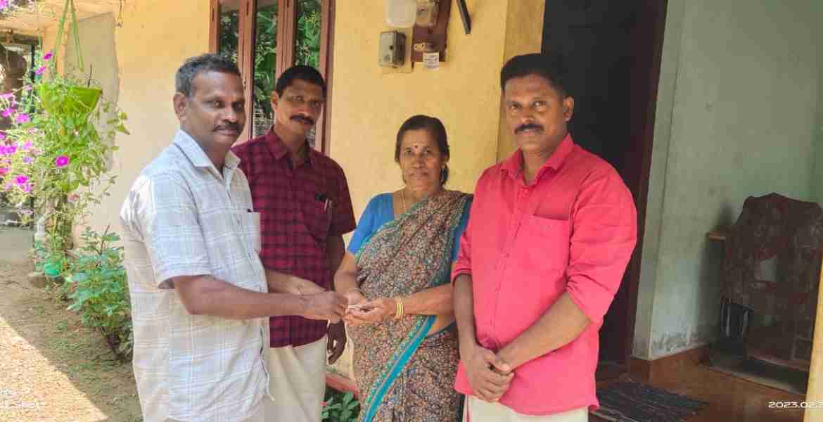 ഫോട്ടോ അടിക്കുറിപ്പ്- സോഷ്യല്‍ സെക്യൂരിറ്റി പെന്‍ഷന്‍- സാമൂഹ്യ സുരക്ഷാ പെന്‍ഷന്‍ ഗുണഭോക്താവിന് വീട്ടിലെത്തി കൈമാറുന്നു.