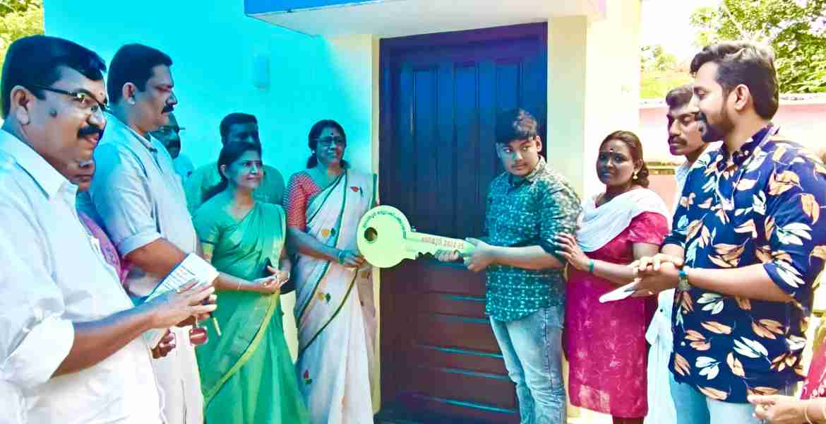 ഇലന്തൂര്‍ ബ്ലോക്ക് പഞ്ചായത്തിലെ പഠനമുറിയുടെ താക്കോല്‍ കൈമാറ്റവും പ്രസിഡന്റ് ജെ ഇന്ദിരാദേവി നിര്‍വഹിക്കുന്നു