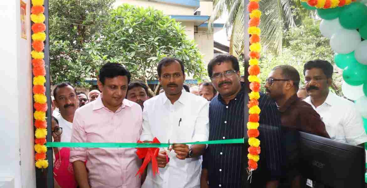 ബേപ്പൂര്‍  മാത്തോട്ടം സപ്ലൈക്കോ മാവേലി സൂപ്പര്‍ സ്റ്റോര്‍ ഉദ്ഘാടനം മന്ത്രി അനൂപ് ജേക്കബ് നിർവഹിക്കുന്നു