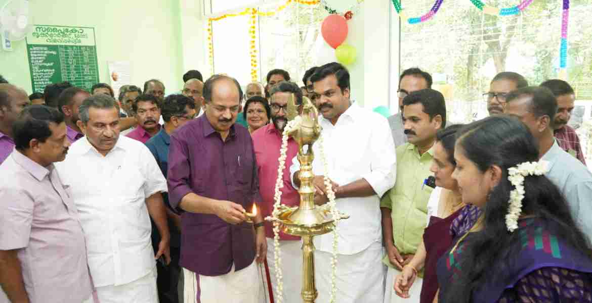 നവീകരിച്ച കോന്നി സപ്ലൈകോ സൂപ്പര്‍മാര്‍ക്കറ്റ് ഉദ്ഘാടനം ഭക്ഷ്യ പൊതുവിതരണ വകുപ്പ് മന്ത്രി ജി ആര്‍ അനില്‍ നിര്‍വഹിക്കുന്നു