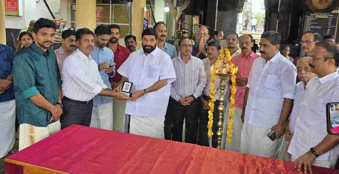 തിരുവിതാംകൂർ ദേവസ്വം ബോർഡിന്റെ ഡിജിറ്റൈസേഷന്റെ ഭാഗമായി ഏറ്റുമാനൂർ മഹാദേവ ക്ഷേത്രത്തിൽ സ്ഥാപിച്ച ക്യു ആർ കോഡിന്റെ ഉദ്ഘാടനം ദേവസ്വം -സഹകരണ-തുറമുഖ  വകുപ്പ് മന്ത്രി വി.എൻ.വാസവൻ നിർവഹിക്കുന്നു,  തിരുവിതാംകൂർ ദേവസ്വം ബോർഡ് പ്രസിഡന്റ് അഡ്വ. പി.എസ്.പ്രശാന്ത് സമീപം.