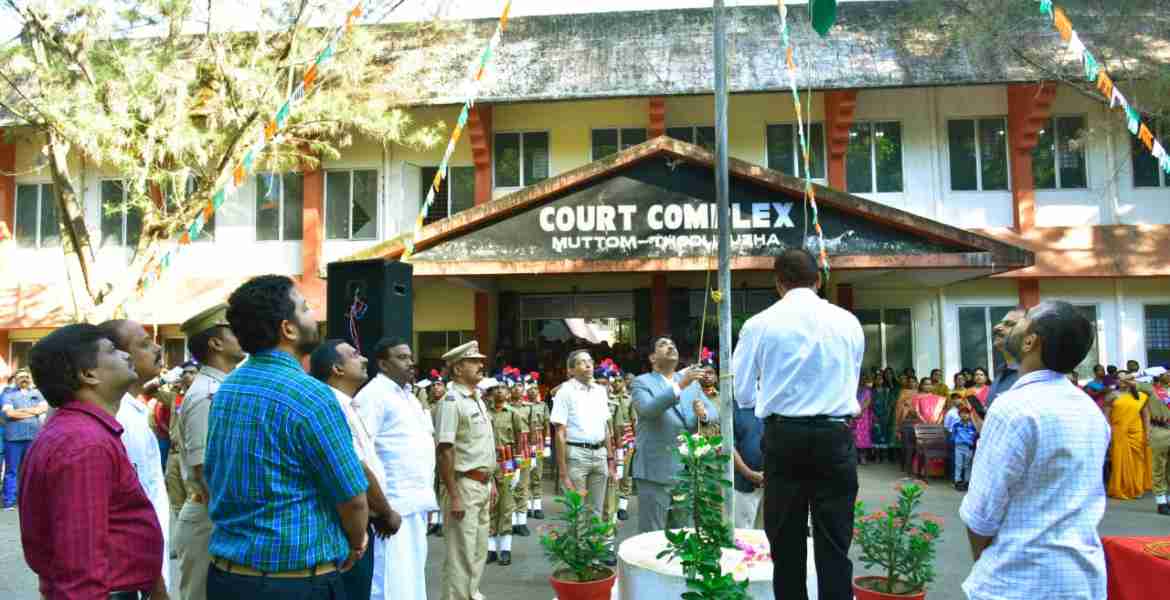 തൊടുപുഴ  ജില്ലാ കോടതി അങ്കണത്തിൽ ഇടുക്കി ജില്ലാ ജഡ്ജി മുഹമ്മദ് വസീം ദേശീയ പതാക ഉയർത്തുന്നു.