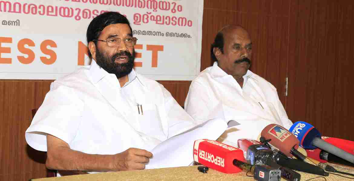 വൈക്കം തന്തൈ പെരിയാർ സ്മാരകത്തിന്റെയും പെരിയാർ ഗ്രന്ഥശാലയുടേയും ഉദ്ഘാടനവുമായി ബന്ധപ്പെട്ടു വൈക്കം തോട്ടകം ഹെറിറ്റേജ് പ്ലാസ ഹോട്ടൽ ഹാളിൽ  സഹകരണ-തുറമുഖം-ദേവസ്വം വകുപ്പുമന്ത്രി വി.എൻ. വാസവനും തമിഴ്‌നാട് പൊതുമരാമത്ത് വകുപ്പുമന്ത്രി എ.വി. വേലുവും നടത്തിയ വാർത്താസമ്മേളനം