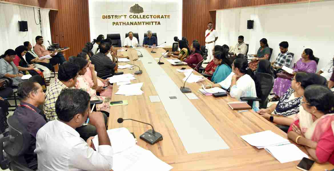 തിരുവല്ല മണ്ഡലത്തിലെ വിവിധ പ്രവൃത്തികളുടെ പുരോഗതി വര്‍ഗീസ് മാമന്‍ എംഎല്‍എയുടെ അധ്യക്ഷതയില്‍ കലക്ടറേറ്റ് പമ്പ ഹാളില്‍ ചേര്‍ന്ന യോഗത്തില്‍ വിലയിരുത്തുന്നു.