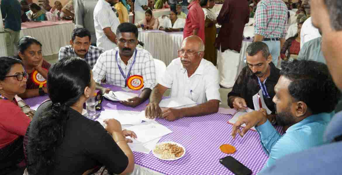 റാന്നി ഉതിമൂട് സ്വദേശിയായ തോമസ് മാത്യു ആരോഗ്യമന്ത്രി വീണാ ജോര്‍ജിനു മുന്നില്‍ പരാതി സമര്‍പ്പിക്കുന്നു