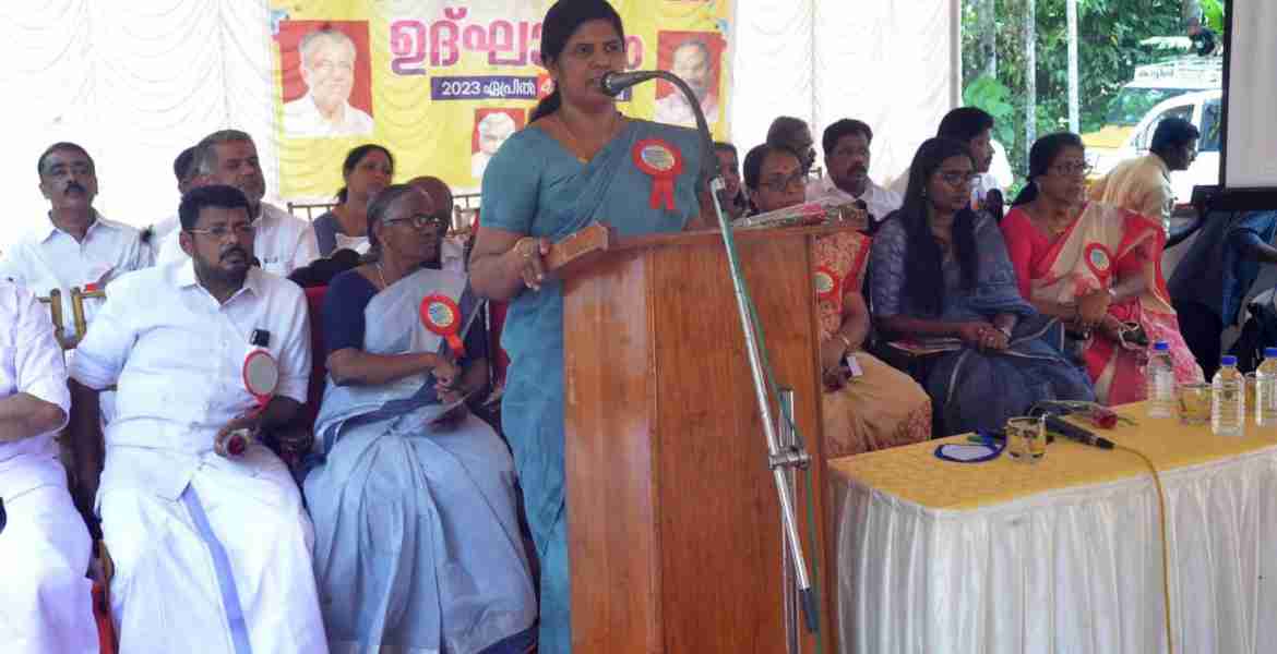 തോട്ടയ്ക്കാട് സ്മാർട്ട് വില്ലേജ് ഓഫീസ് റവന്യൂമന്ത്രി കെ. രാജൻ ഓൺലൈനായി ഉദ്ഘാടനശേഷം ജില്ലാ പഞ്ചായത്ത് പ്രസിഡന്റ് കെ.വി. ബിന്ദു അധ്യക്ഷപ്രസംഗം നടത്തുന്നു
