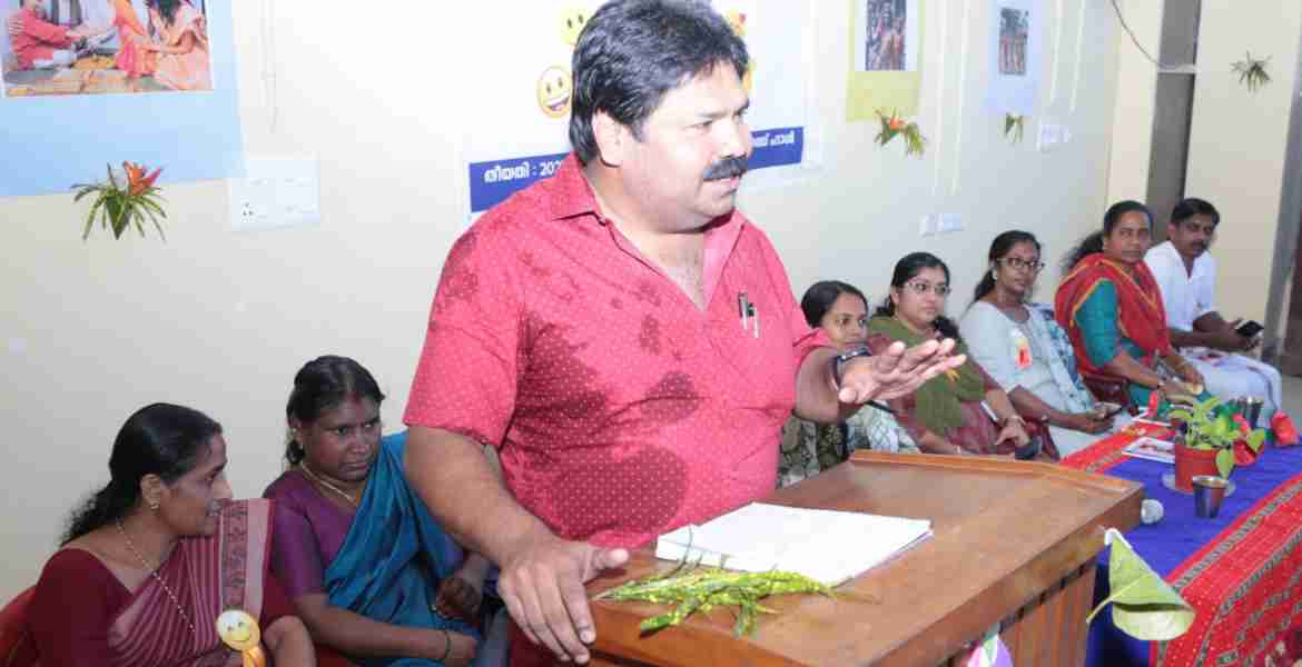 കുടുംബശ്രീയുടെ ഹാപ്പികേരളം ഇടം പദ്ധതി തോട്ടപ്പുഴശ്ശേരി മോഡല്‍ സിഡിഎസില്‍ പഞ്ചായത്ത് പ്രസിഡന്റ് ആര്‍ കൃഷ്ണകുമാര്‍ ഉദ്ഘാടനം ചെയ്യുന്നു