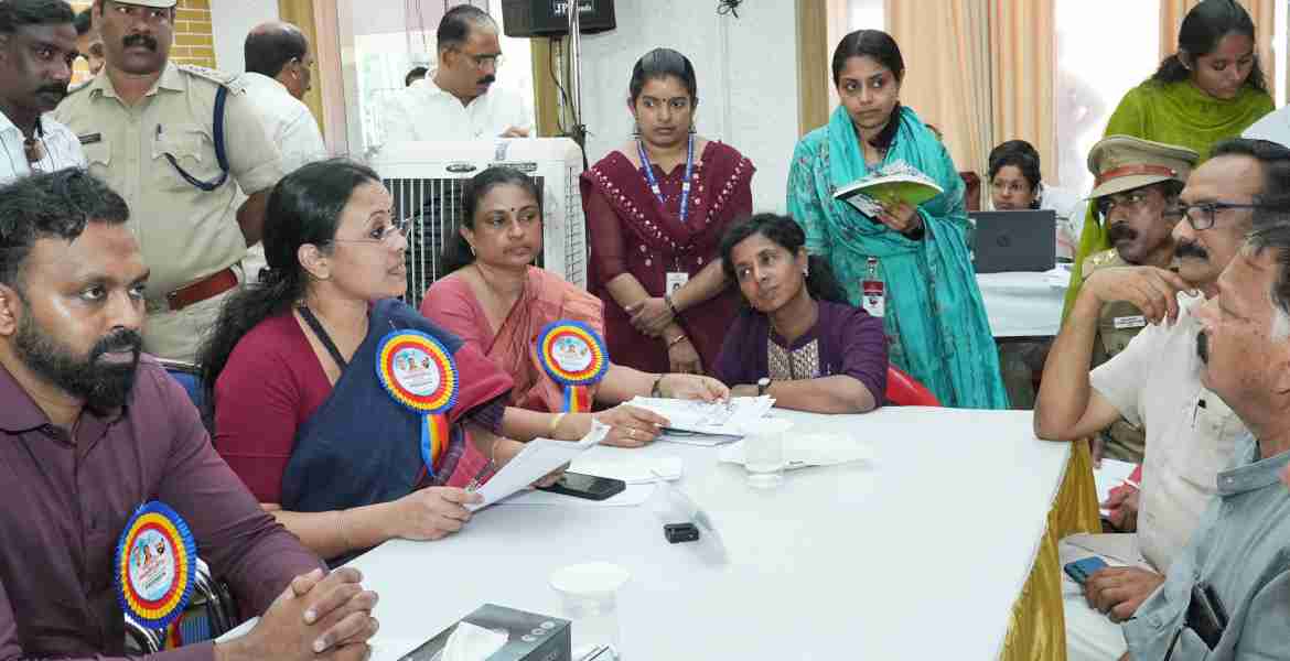 കുറ്റൂര്‍ ജംഗ്ഷനില്‍ റോഡപകടങ്ങള്‍ക്ക് പരിഹാരത്തിന്  അനുഗ്രഹ റസിഡന്‍സ് അസോസിയേഷന്‍ പ്രസിഡന്റ് കെ. ജയകൃഷ്ണനും ഭാരവാഹികളും തിരുവല്ല അദാലത്തില്‍ മന്ത്രി വീണാ ജോര്‍ജിനെ കാണുന്നു