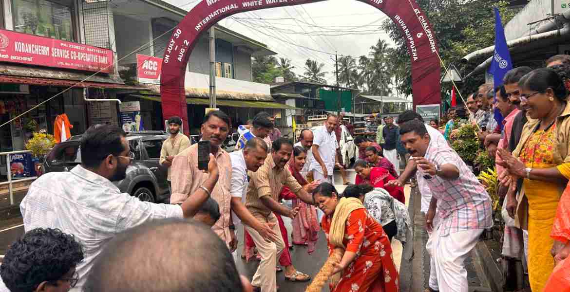 മലബാര്‍ റിവര്‍ ഫെസ്റ്റിവലിന്റെ പ്രചാരണാര്‍ഥം നെല്ലിപ്പൊയില്‍ അങ്ങാടിയില്‍ നടന്ന വനിതകളുടെ വടംവലി മത്സരം 