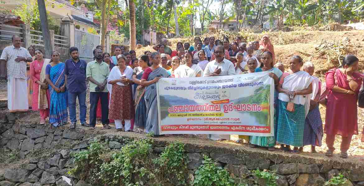 വള്ളിക്കോട് ഗ്രാമപഞ്ചായത്തില്‍ 'ഇനി ഞാന്‍ ഒഴുകട്ടെ' മൂന്നാം ഘട്ടത്തിന്റെ  ഉദ്ഘാടനം  ഗ്രാമപഞ്ചായത്ത് പ്രസിഡന്റ് ആര്‍. മോഹനന്‍ നായര്‍ നിര്‍വഹിക്കുന്നു