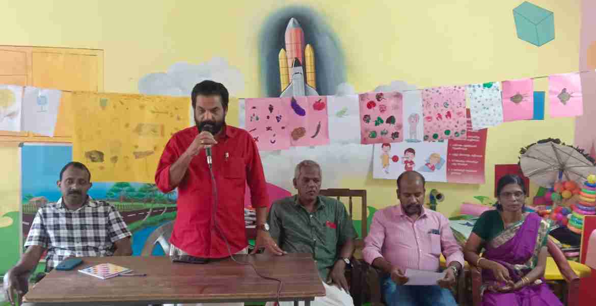 തട്ട ഗവ എല്‍ പി സ്‌കൂളില്‍ സംഘടിപ്പിച്ച വര ഉത്സവത്തിന്റെ ഉദ്ഘാടനം പന്തളം തെക്കേക്കാര്‍ ഗ്രാമ പഞ്ചായത്ത് പ്രസിഡന്റ് എസ് രാജേന്ദ്രപ്രസാദ് നിര്‍വഹിച്ച് സംസാരിക്കുന്നു