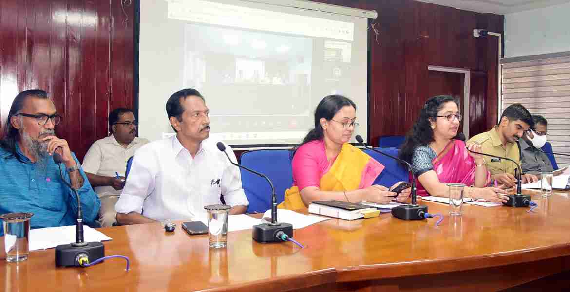 സംസ്ഥാന മന്ത്രിസഭയുടെ രണ്ടാം വാര്‍ഷികാഘോഷത്തിന്റെ ഭാഗമായി സംഘടിപ്പിക്കുന്ന എന്റെ കേരളം പ്രദര്‍ശന വിപണന മേള മേയ് 12 മുതല്‍ 18 വരെ പത്തനംതിട്ട ജില്ലാ സ്റ്റേഡിയത്തില്‍ നടത്തുന്നതിന് കളക്ടറേറ്റ് കോണ്‍ഫറന്‍സ് ഹാളില്‍ ചേര്‍ന്ന യോഗത്തില്‍ ആരോഗ്യമന്ത്രി വീണാ ജോര്‍ജ് സംസാരിക്കുന്നു.
