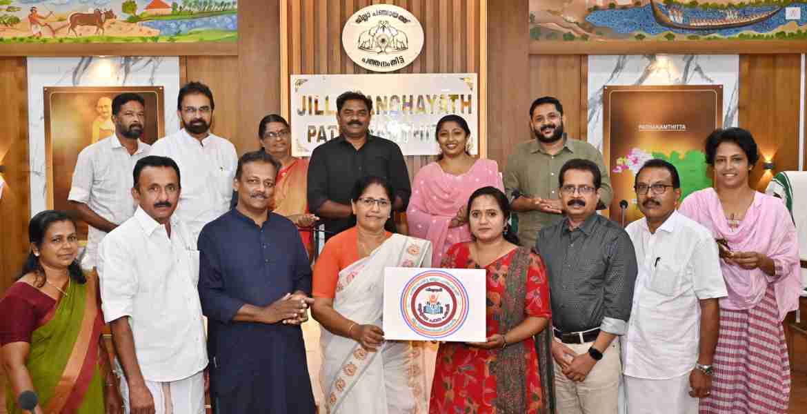 വിദ്യാശ്രീ പദ്ധതിയുടെ ലോഗോ ജില്ല പഞ്ചായത്ത് പ്രസിഡണ്ട് ദീനാമ്മ റോയി ആരോഗ്യ വിദ്യാഭ്യാസ സ്ഥിരം സമിതി ചെയര്‍പേഴ്‌സണ്‍ ശ്രീനാദേവി കുഞ്ഞമ്മയ്ക്ക് നല്‍കിക്കൊണ്ട് പ്രകാശനം ചെയ്യുന്നു