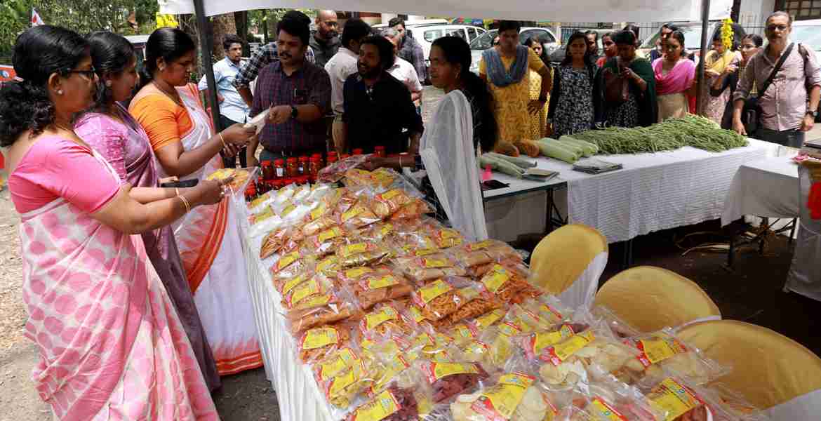 ജില്ലാ പഞ്ചായത്തിന്റെയും  കുടുംബശ്രീ ജില്ലാ മിഷന്റെയും നേതൃത്വത്തിൽ  ജില്ലാ പഞ്ചായത്ത് അങ്കണത്തിൽ ആരംഭിച്ച വിഷു വിപണനമേള ജില്ലാ പഞ്ചായത്ത് പ്രസിഡന്റ് കെ.വി. ബിന്ദു ഉദ്ഘാടനം ചെയ്യുന്നു.
