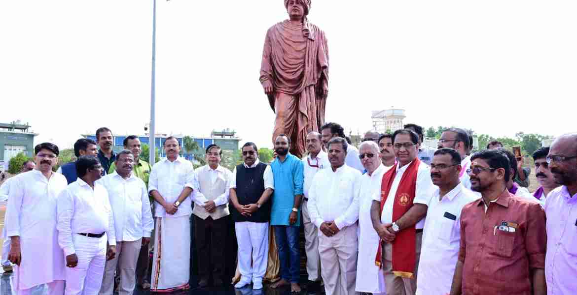 പെരിയയിലെ കേരള കേന്ദ്ര സര്‍വകലാശാലയില്‍ ഒരുക്കിയ സ്വാമി വിവേകാനന്ദന്റെ 12 അടി ഉയരമുള്ള പൂര്‍ണകായ പ്രതിമ കേന്ദ്ര വിദ്യാഭ്യാസ സഹമന്ത്രി സുഭാസ് സര്‍ക്കാര്‍, കേന്ദ്ര വിദേശകാര്യ പാര്‍ലമെന്ററി കാര്യ സഹമന്ത്രി വി.മുരളീധരന്‍ എന്നിവര്‍ ചേര്‍ന്ന് അനാച്ഛാദനം ചെയ്യുന്നു