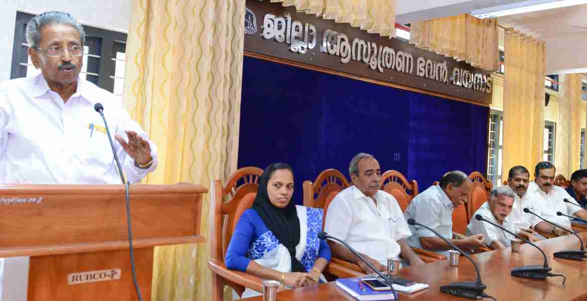 ചുരം ബദര്‍ റോഡ് സര്‍വകക്ഷി യോഗത്തില്‍ എം.ഐ.ഷാനവാസ് എം.പി. സംസാരിക്കുന്നു.  