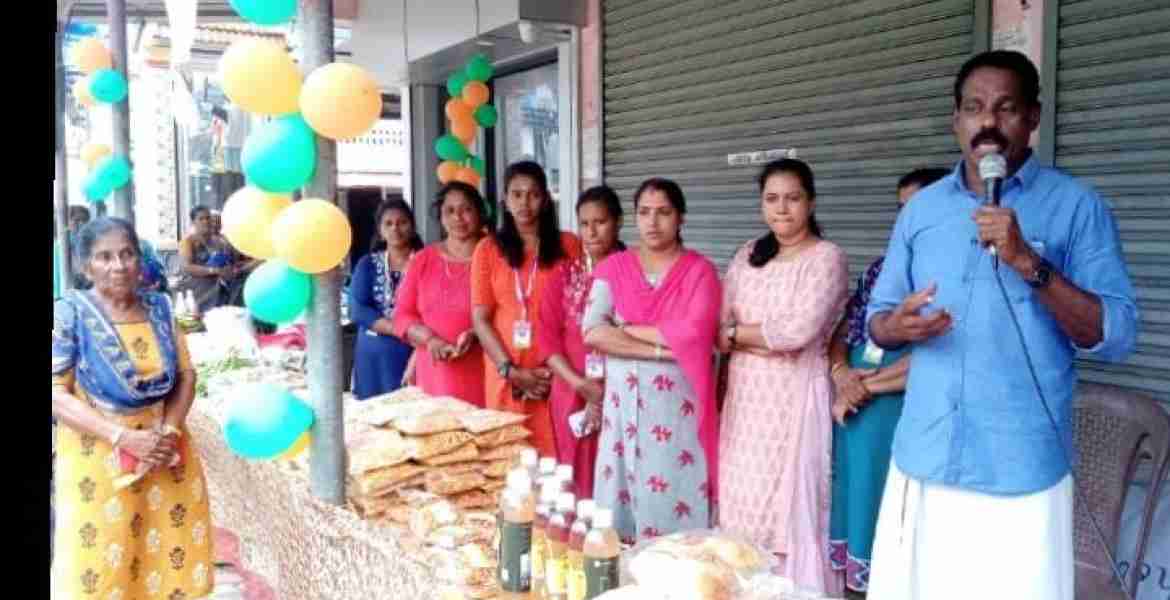 ചെല്ലാനം സി. ഡി. എസിൽ ആരംഭിച്ച ഓണ വിപണി ഗ്രാമ പഞ്ചായത്ത്‌ പ്രസിഡന്റ്‌ കെ. എൽ ജോസഫ് ഉദ്ഘാടനം ചെയ്യുന്നു