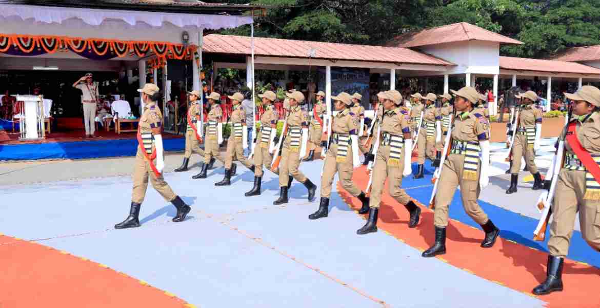 കേരള പോലീസ് അക്കാദമിയിൽ അടിസ്ഥാന പരിശീലനം പൂർത്തിയാക്കിയ 18 C ബാച്ചിലെ വനിതാ പോലീസ് സേനാംഗങ്ങളുടെ പാസിംഗ് ഔട്ട് പരേഡ്   സംസ്ഥാന പോലീസ് മേധാവി അനിൽ കാന്ത് ഐപിഎസ്  അഭിവാദ്യം സ്വീകരിക്കുന്നു