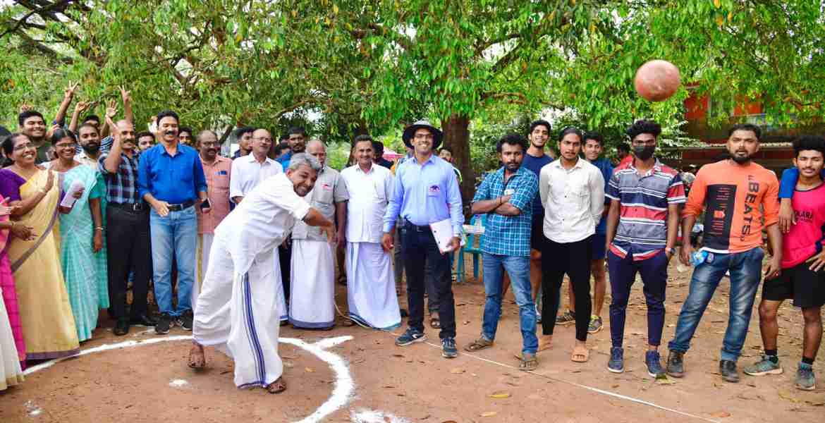 തൃശൂർ ജില്ല കേരളോത്സവം  മത്സരങ്ങൾ  ജില്ലാ പഞ്ചായത്ത് പ്രസിഡന്റ് പി കെ ഡേവിസ് മാസ്റ്റർ ഉദ്ഘാടനം ചെയ്യുന്നു