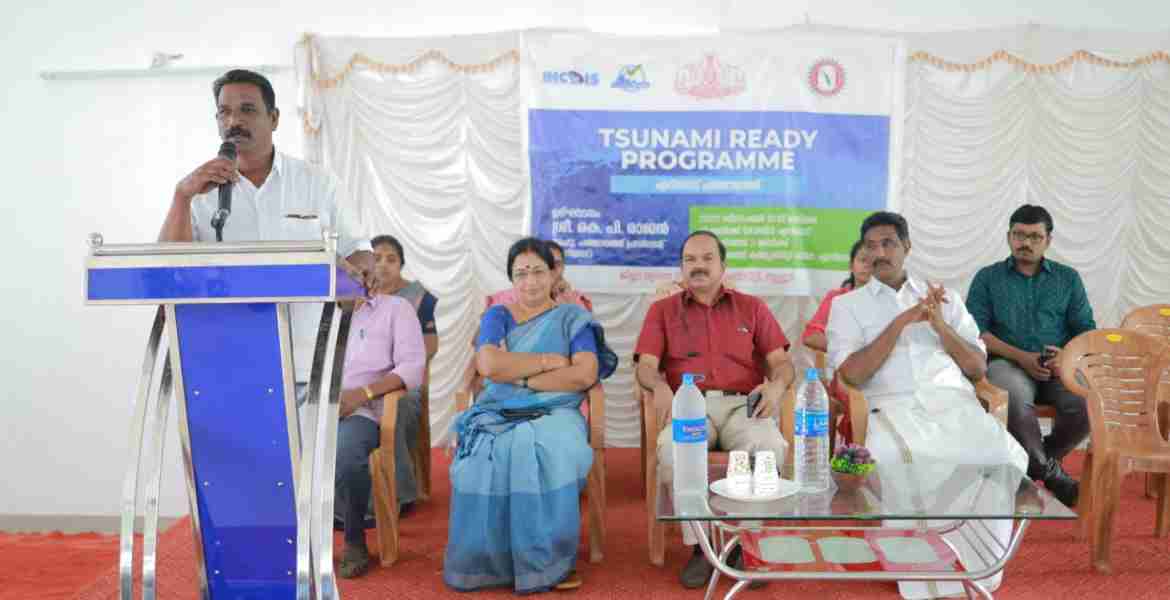 ജില്ലാ ദുരന്ത നിവാരണ അതോറിറ്റി,  ഇൻകോയിസ് (INCOIS) എന്നിവരുടെ സഹകരണത്തോടെ എറിയാട് പഞ്ചായത്തിൽ സംഘടിപ്പിച്ച സുനാമി റെഡി പ്രോഗ്രാം എറിയാട് പഞ്ചായത്ത്‌ പ്രസിഡന്റ്‌ കെ. രാജൻ ഉദ്ഘാടനം നിർവഹിക്കുന്നു