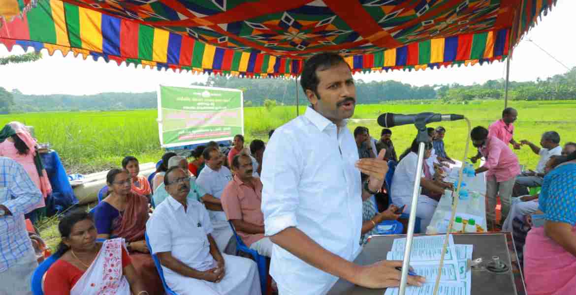 രാമമംഗലം ഗ്രാമ പഞ്ചായത്തിലെ നെൽ വയലുകളിൽ ഡ്രോൺ ഉപയോഗിച്ച് നടത്തുന്ന വള പ്രയോഗത്തിന്റെ ഉദ്ഘാടനം കടവ് പാടശേഖരത്തിൽ നടന്ന ചടങ്ങിൽ അനൂപ് ജേക്കബ് എം.എൽ.എ നിർവഹിക്കുന്നു